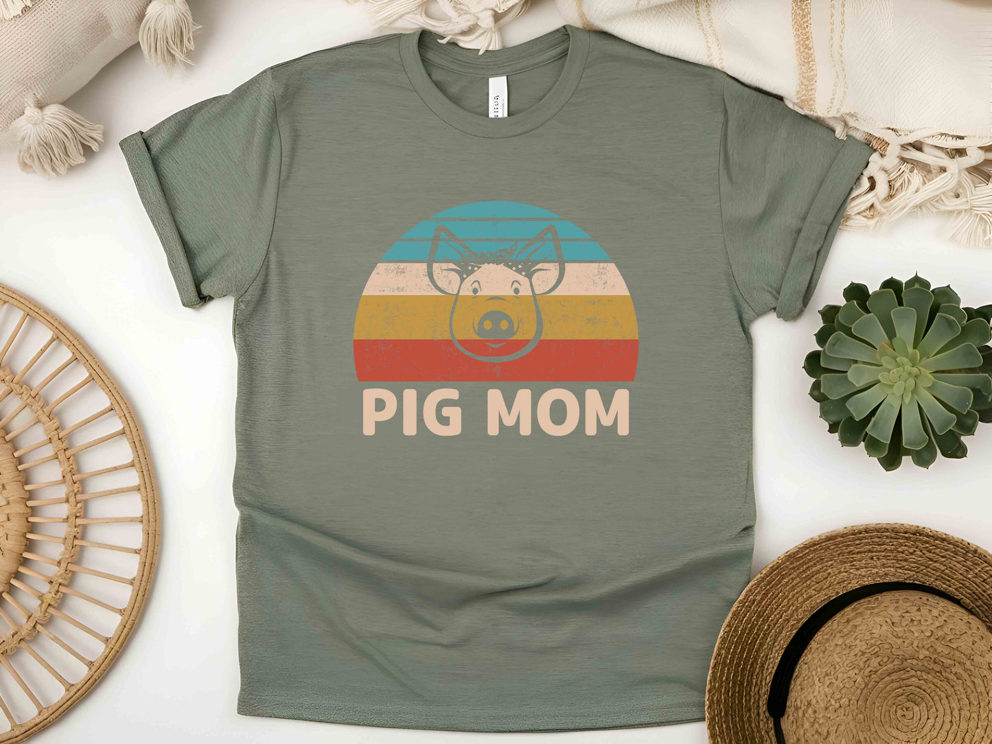 Vintage Pig Mom T-Shirt – Retro Pig Graphic Tee for Pig Owners, Cute Farm Animal Shirt, Perfect Gift for Pig Lovers