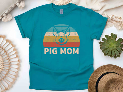 Vintage Pig Mom T-Shirt – Retro Pig Graphic Tee for Pig Owners, Cute Farm Animal Shirt, Perfect Gift for Pig Lovers